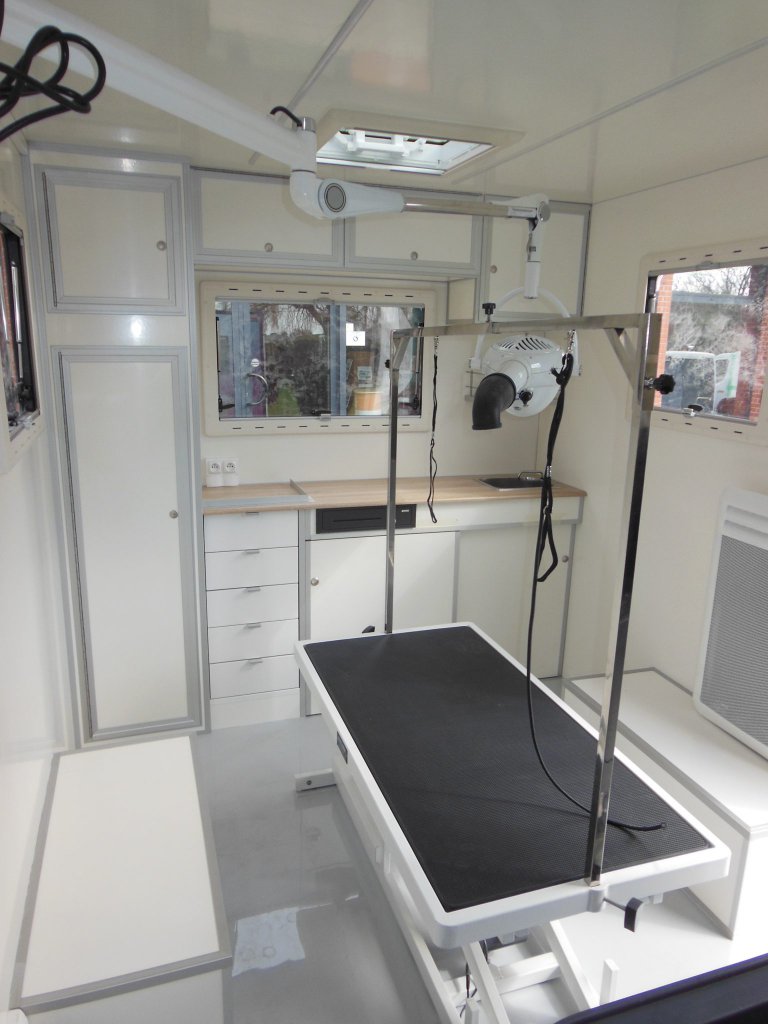 Camion toilettage canin Hedimag salon toilettage mobile