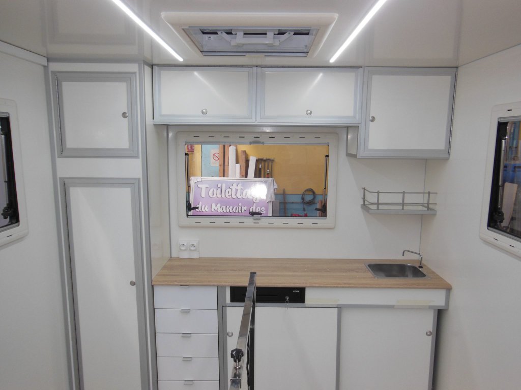 Camion toilettage canin Hedimag salon toilettage mobile