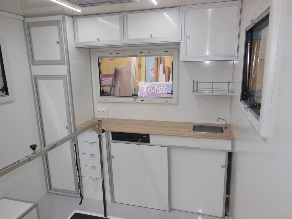 Camion toilettage canin Hedimag salon toilettage mobile