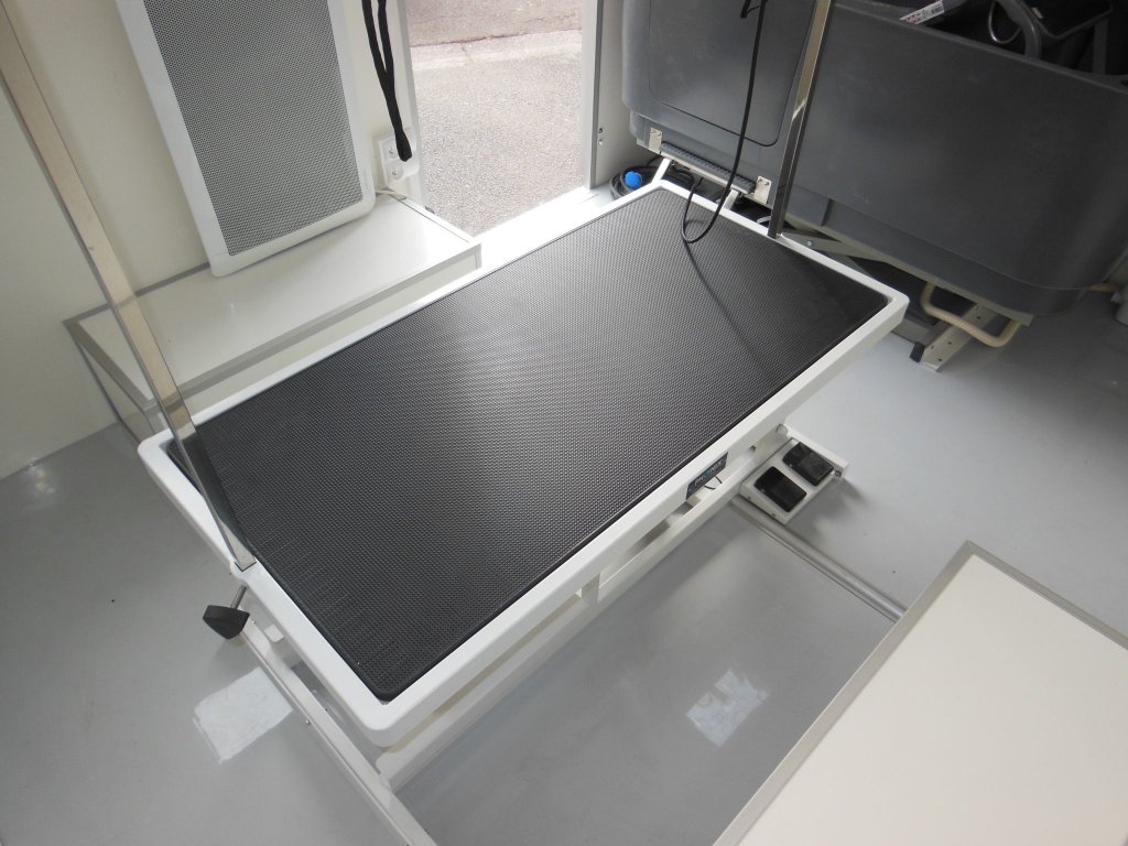 Camion toilettage canin Hedimag salon toilettage mobile