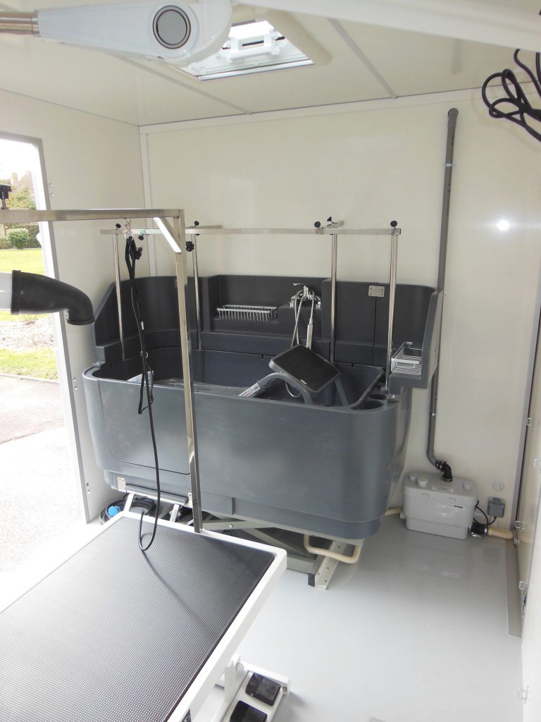 Camion toilettage canin Hedimag salon toilettage mobile